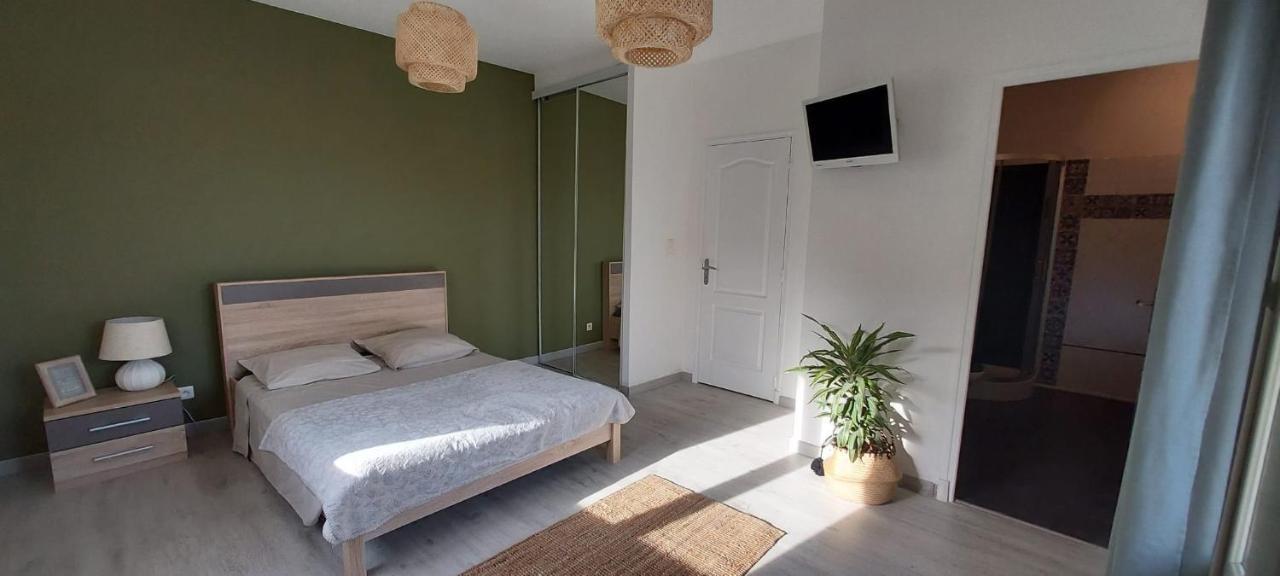 Ferienwohnung Chambre Avec Terrasse Sarrians Exterior foto